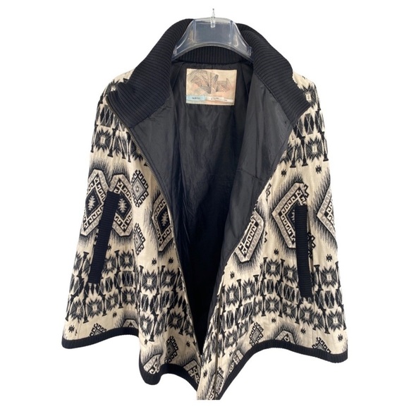 Urban Outfitters Kimchi Blue Poncho Cape Jacket Black Cream Pockets Size Small - Picture 7 of 10